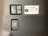 ハッチバックを開けて、左側面にウインチベルトの巻き取りなどのスイッチがついています。リモコン操作もできますので、力強く安定した作動で車いすの乗り入れをサポートします。