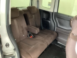 【後席】後席のお足元もとっても広いですよ!更に後席もスライドが可能ですので、おかけになられる方の体格やお荷物量に合わせてスペースを調整できます♪後席シートも乗り心地OK!ゆったり乗れます♪
