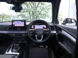 内装はシンプルに使い勝手を考え作られています。お車を運転する感覚をダイレクトに体感して頂けます。室内も広くロングドライブにも快適にお過ごしいただけます。