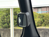 サイドビューサポートミラー。停車時や発進時、対向車とのすれ違いや路肩に寄せるときなど、車両左側前方を確認するときに役立ちます。