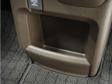 ◆センターロアボックス◆インパネ中央の下部には、ごみ箱としても使用する事ができるセンターロアボックスを装備しております。