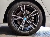 【BMWアロイホイル】軽量かつ強度に拘ったアロイホイル。走行性能ポテンシャルを引き出す設計。車の足元を引き締めてくれる大きなポイントはアロイホイルです。