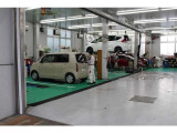 当社は展示場に全て整備工場が併設しています。最新鋭の整備機器と高技術を有する整備士が整備を担当しています。
