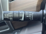 雨天時や汚れが付着した際に、視界を確保。快適なドライビングをサポートする機能です。