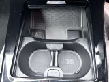 ワイヤレス充電器の近くにはUSBタイプCの端子が1か所ございます。携帯電話カバーなどでワイヤレス充電ができなくても、USBタイプCの高速充電で対応できますので安心してドライブをお楽しみ頂けます。