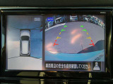 ギアを『R』に入れるとナビ画面に、まるで雲の上から覗いているような映像が映り、駐車をサポートしてくれます。