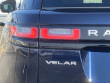 【LEDテールライト】後方車からの視認性も良く、ボディーラインに沿ったデザインは機能性とも両立されたランドローバーの特徴の1つです。