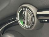 シンプルなのに個性的。MINIらしさを感じるドアまわり。