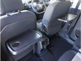 【後席用テーブル】ドリンクホルダーが付いた折りたたみ式のパーソナルテーブルです。運転席・助手席のシートバックに装備しているパーソナルテーブルです。