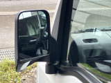 助手席側ドアミラー。アンダーミラーで死角を減らします