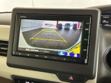 リバースギアに入れるだけで後方の表示へ切り替わります。夜間や雨の日の駐車も楽になりますよ。