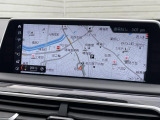 【純正ナビゲーション】BMWのナビゲーションは操作性も良く、詳細な地図情報と交通状況を見やすく表示し、快適なドライビングをサポートしながら目的地までナビゲートします。