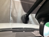【別途SDカードの購入が必要です。また社外品は保証対象外となります。】運転中の映像・音声などを記録して、交通事故やトラブルが起きた時の正確な状況把握に役立つドライブレコーダーが装着済。