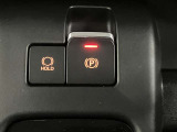 【電動パーキングブレーキ】スイッチ一つで簡単に操作できる電動パーキングを搭載。シフト操作やアクセルと連動してパーキングブレーキが作動・解除されるため、スムーズな発進が可能に。