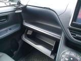 車検証などの保管に便利な小物入れがついています