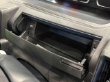 小物が収納できる運転席側インパネアッパーボックス。 ボックス内にはUSBソケットが一口。