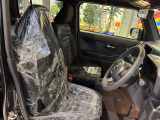 毎日過ごす運転席は要チェック。シートのへたり・擦れ、視界のイメージまで伝わる重要ポイント。
