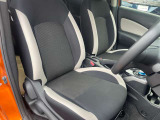 ゆったりと運転できる大きなシート☆運転席シートには多少のシミやヘタリが見えます◇
