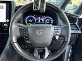 握りやすい設計で、長時間の運転でも疲れにくいステアリング。操作系のスイッチも配置されており、使い勝手も向上しています。