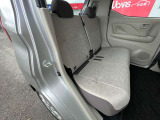 リアシートはスライド出来ますので、軽自動車なのに足元広々!ゆったり乗ることが出来ます。