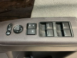 電動格納式リモコンドアミラーと、パワーウィンドウスイッチ等は運転席ドアにあります。