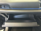 ちょっとしたところは収納ボックスにもなっています。車内はサイズも決まっているので、収納が少ないと思っているアナタ!ご安心ください。さまざまなところに収納が隠れているんです♪
