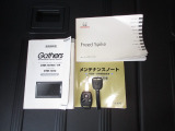 カギをバッグやポケットに入れたままでもドアロックの開閉やエンジン始動ができる『スマートキー』付き!暗くなってもキー穴を捜す必要が無くとっても便利ですから人気の装備です!