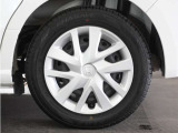 ◆純正ホイール装着車◆シンプルなデザインのホイールキャップ付きです。