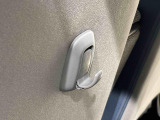 運転席&助手席の背面についたユーティリティフックには荷物がサッと掛けられます。