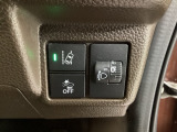 衝突の危険がある時に警告してくれる衝突軽減ブレーキ。車線を外れそうな時に警告し、ステアリング制御してくれる路外逸脱制御機能搭載!