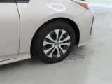 装着タイヤサイズは、195/65R15です。純正アルミホイールを装着しております。