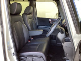 フロントは助手席と繋がったベンチシートです運転席/助手席シートヒーターで寒い日もすぐに温かくなり快適に過ごせます。2段階の温度調整が可能です。