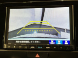 リバースギアに入れるだけで後方の表示へ切り替わります。夜間や雨の日の駐車も楽になりますよ。