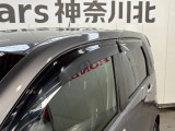 ドアバイザーを装備!雨の日でも窓を少し開けて車内の換気がしやすく、空気を入れ替えたい時に便利です。雨の吹き込みを抑えてくれるため、天候を問わず日常使いで活躍する実用的な装備です。