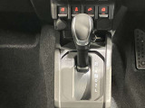 自然に手が届き操作性の良いシフトレバー!