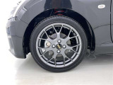 かっこいいホイールですね。 車のイメージを大きく左右するホイール部分はコダワリを持ちたいですね。