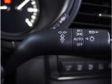 【オートライト】周囲の明るさに応じて自動でヘッドライトの点灯・消灯ができる機能です。ライトの付け忘れ・消し忘れなどが無くなり、雨の日や夕方の走行も安心。トンネル通過時も便利ですね。