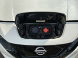 フロントエンドに充電ポートを備えています。(運転席側:急速充電用、助手席側:普通充電用)