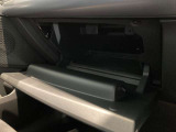 こちらに車検証等の書類を収納することができます。
