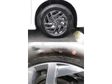 純正16インチアルミホイールに、205/65R16タイヤを装着しております。
