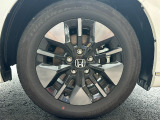 アルミホイール装着車です。見た目だけでなく、鉄ホイールより軽く、燃費にも良い影響を与えてくれます。