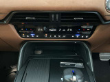 運転席/助手席にはシートベンチレーションを装備。暑い日のシート座面と背もたれ部分の蒸れを防いで快適な状態に保ってくれます。