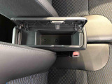 センターアームレスト付きで運転中も腕が楽々!