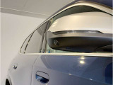 BMWのミラーは車種によって異なりますがレーンチェンジウォーニングが装備されております。詳しくは当店スタッフまでお問い合わせくださいませ。
