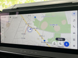 鮮明な地図表示で、安全運転をサポート。現在地や周辺情報を確認しながら、スムーズなナビゲーションが可能です。