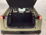 ハンズフリーアクセスパワーテールゲート機能で、荷物を抱えていてもラクに開け閉め。Hondaスマートキーを持っていれば、開扉だけでなく、閉扉までをハンズフリーで行うことができます。