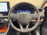ステアリングスイッチ搭載!手を離さずに手元のスイッチでさまざまな操作が可能。運転中、視線をそらさなくても操作ができて安全です!