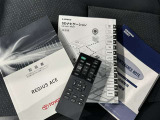メンテナンスノート、取扱説明書ですね。 車の情報が凝縮されています。 車の整備記録が記載されている大事な物ですよ。