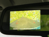 後退時には周囲の状況が確認しやすい、便利なアラウンドビューモニターを装備。安全確認をサポートし、運転をより快適にバックアップします。駐車や狭い場所での取り回しにも役立ちます。