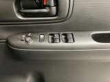 【運転席ドアスイッチ回り】パワーウィンドー[ロック機構]・電動格納式リモコンドアミラースイッチがまとまっているので操作しやすいです。